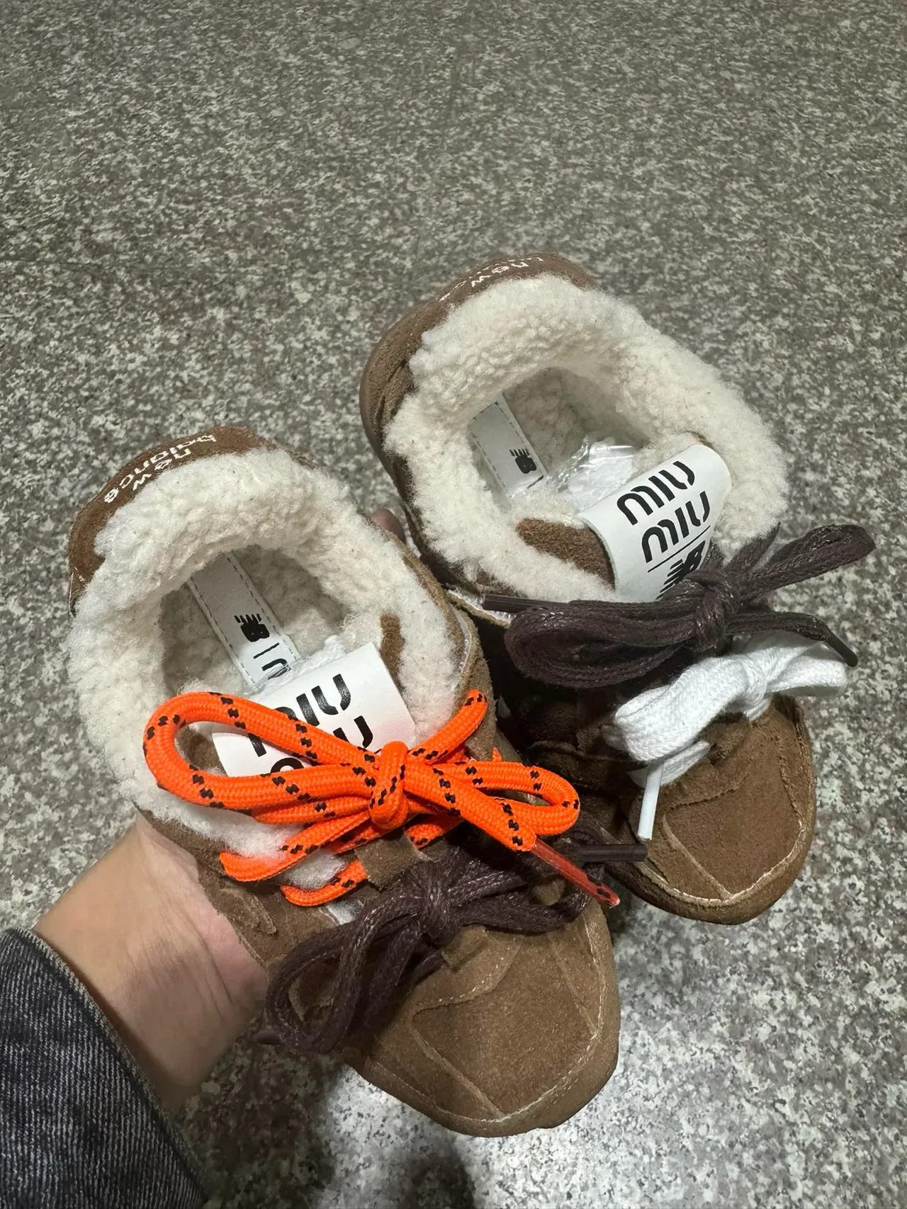 New Balance 棕米色麂皮革鞋面羊毛衬里领生活方式运动鞋 20
