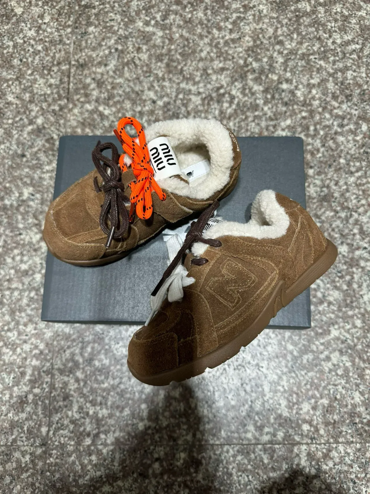 New Balance 棕米色麂皮革鞋面羊毛衬里领生活方式运动鞋 21