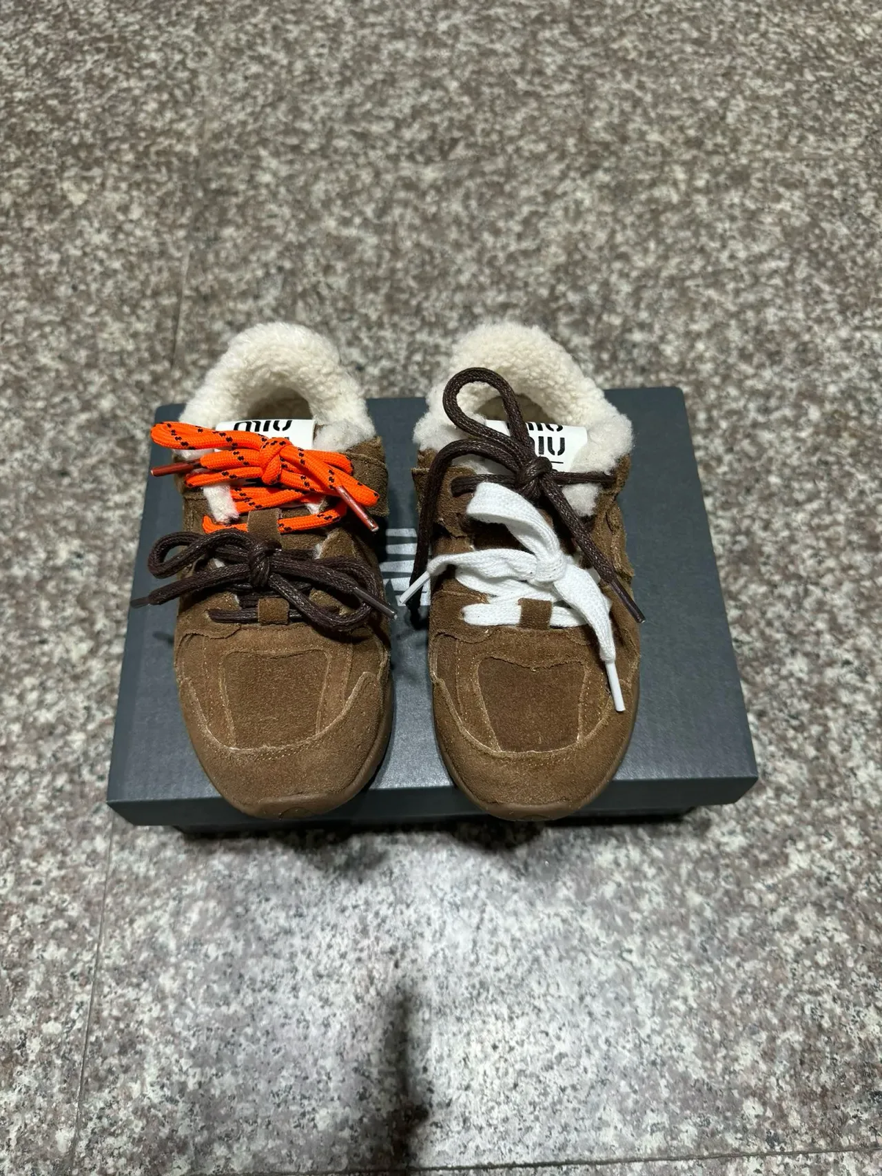 New Balance 棕米色麂皮革鞋面羊毛衬里领生活方式运动鞋 22