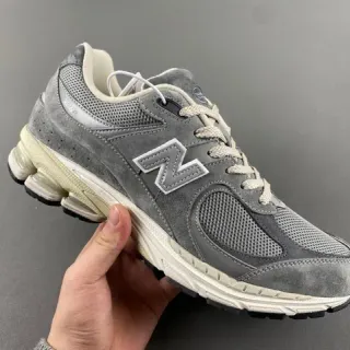 New Balance গ্রে বিজ সুয়েড এবং মেশ উপর দৃশ্যমান ABZORB হিল কুশনিং লাইফস্টাইল স্নিকার্স