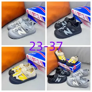 New Balance 儿童灰色和白色休闲凉鞋