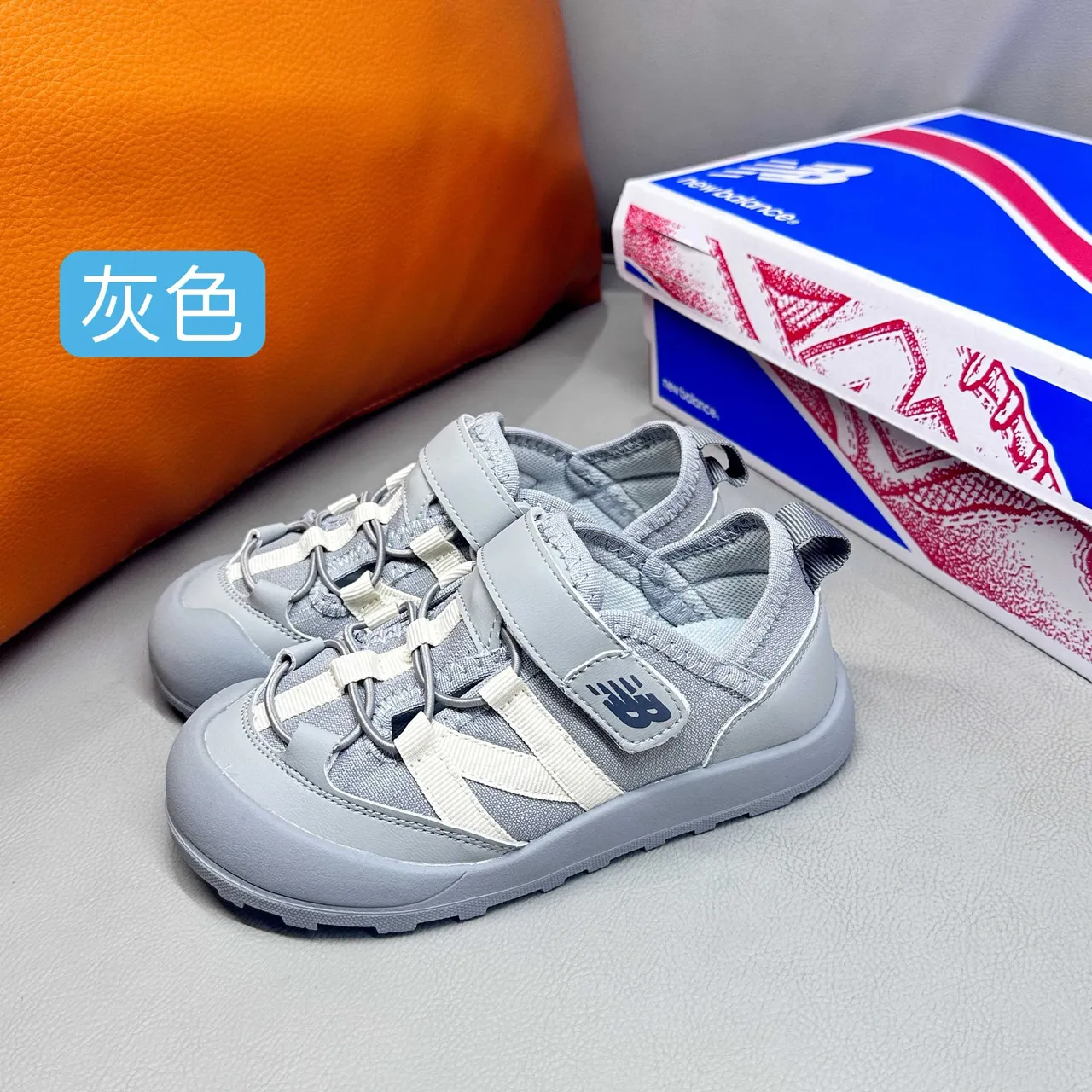New Balance बच्चों की ग्रे और सफेद कैजुअल सैंडल 2