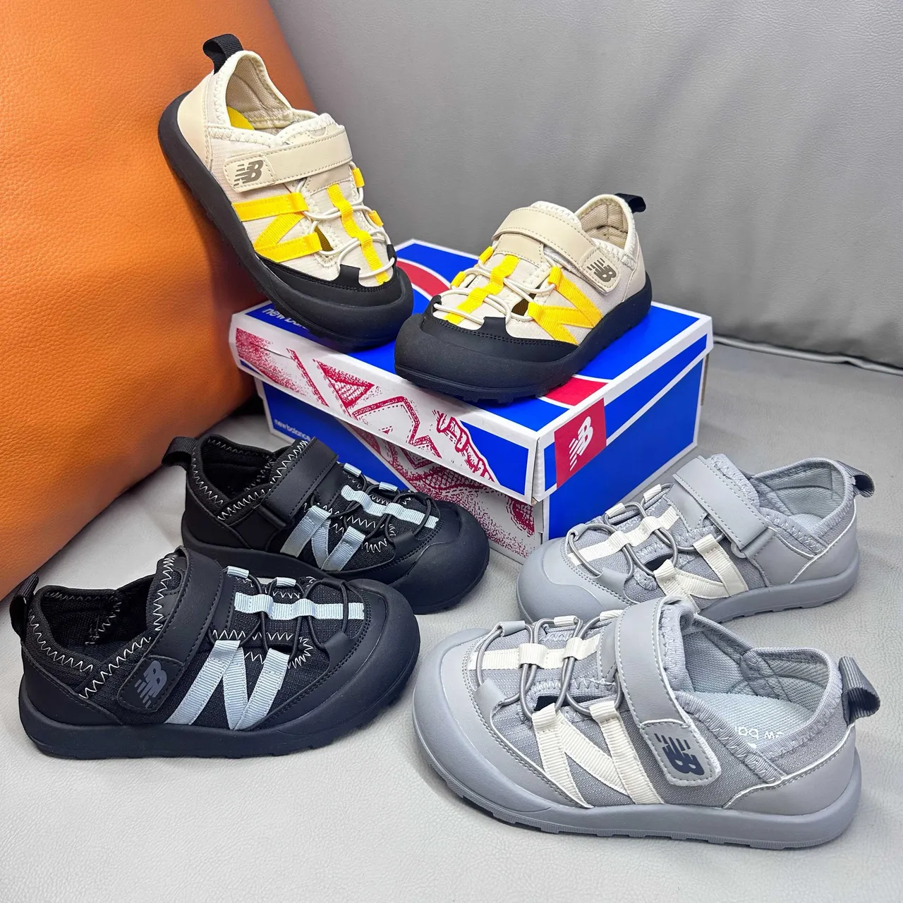 New Balance बच्चों की ग्रे और सफेद कैजुअल सैंडल 3