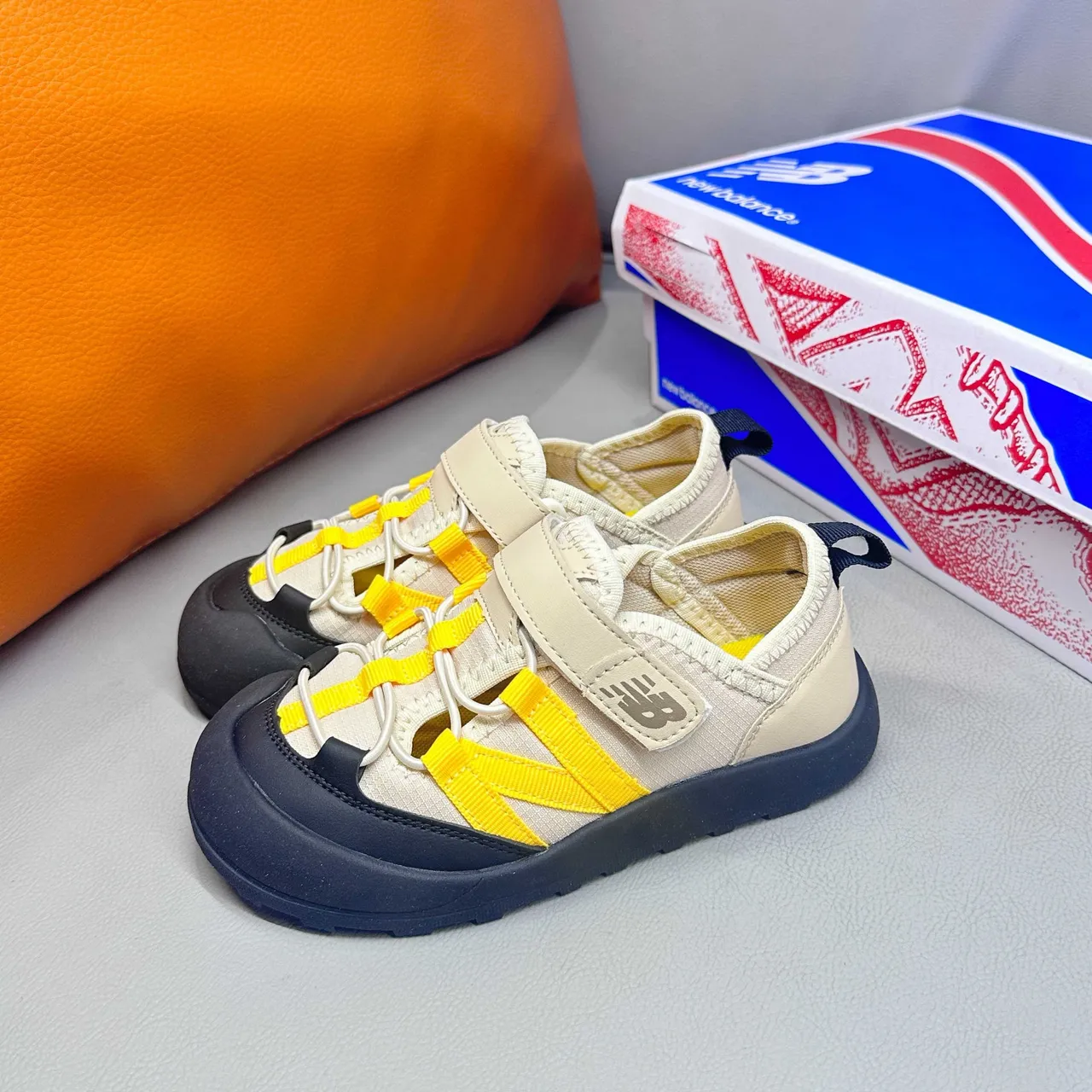 New Balance बच्चों की ग्रे और सफेद कैजुअल सैंडल 4