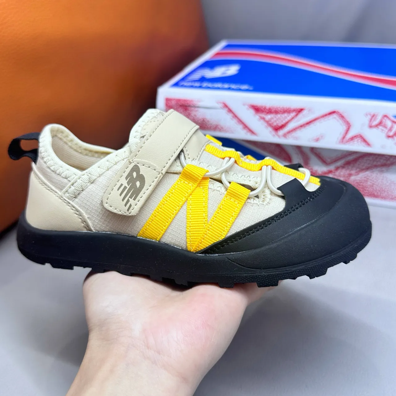 New Balance बच्चों की ग्रे और सफेद कैजुअल सैंडल 5