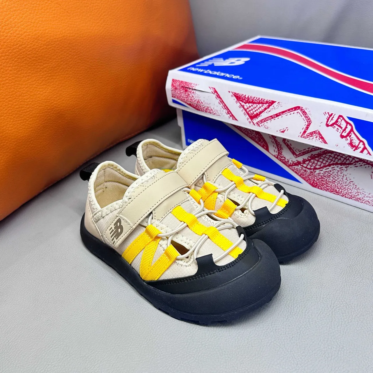 New Balance बच्चों की ग्रे और सफेद कैजुअल सैंडल 6