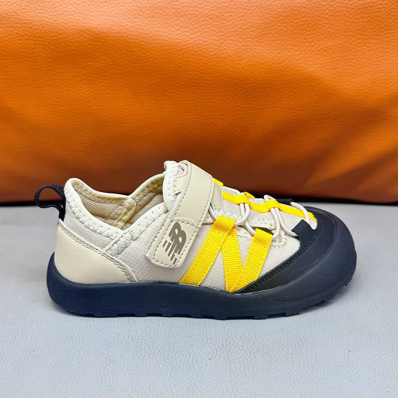 New Balance बच्चों की ग्रे और सफेद कैजुअल सैंडल 7