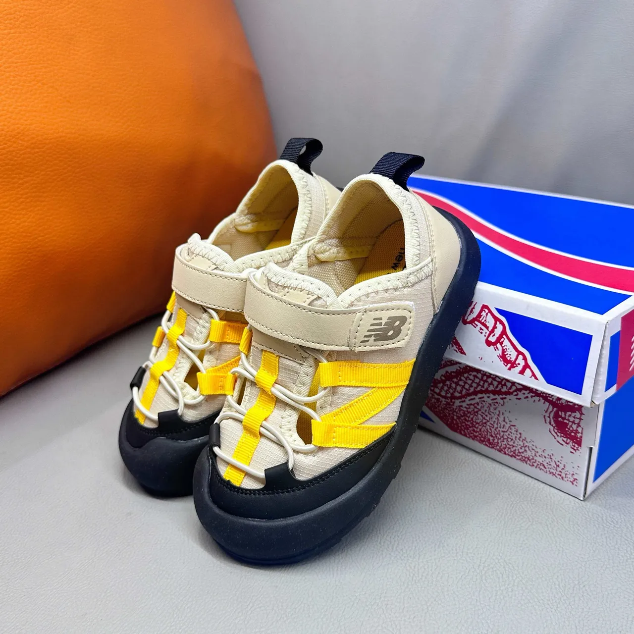 New Balance बच्चों की ग्रे और सफेद कैजुअल सैंडल 8