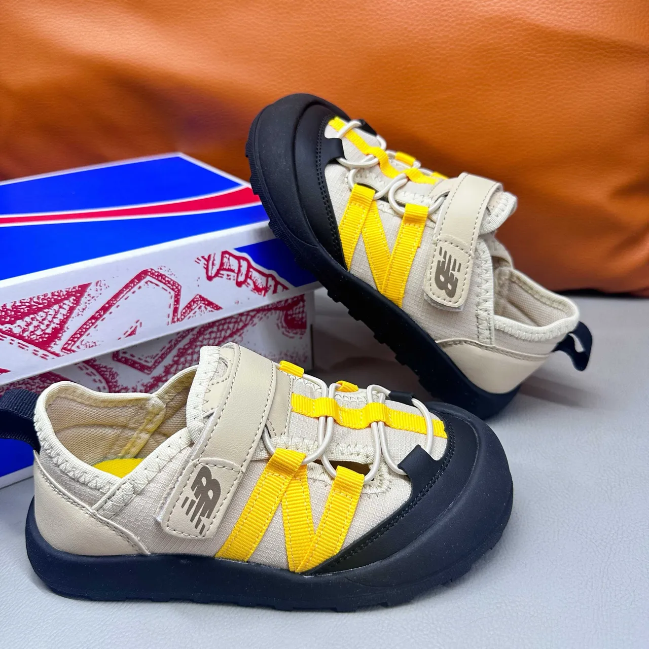 New Balance बच्चों की ग्रे और सफेद कैजुअल सैंडल 9