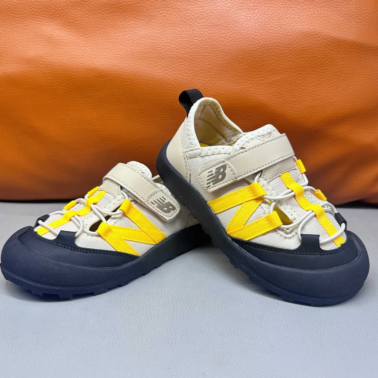 New Balance बच्चों की ग्रे और सफेद कैजुअल सैंडल 10