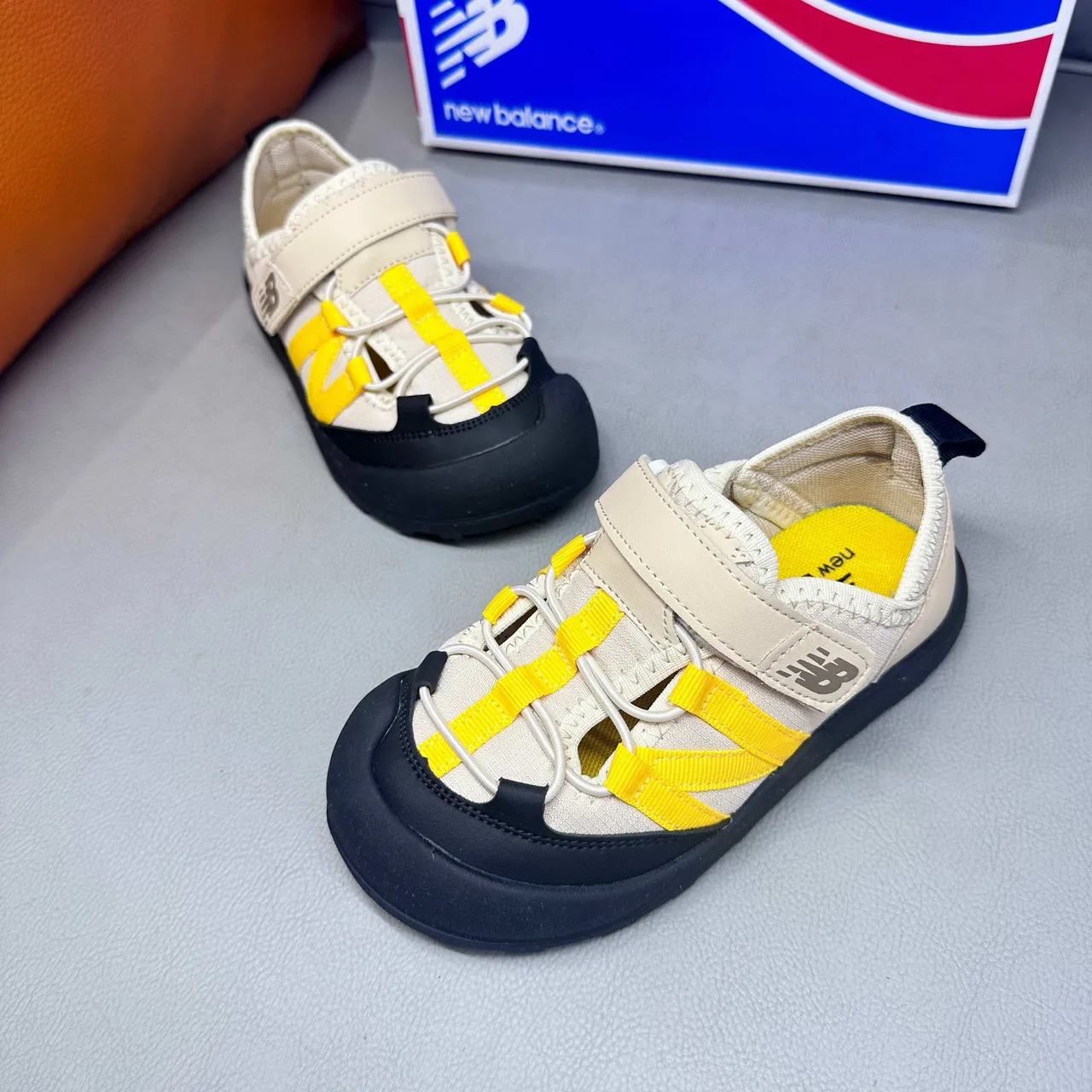 New Balance बच्चों की ग्रे और सफेद कैजुअल सैंडल 11