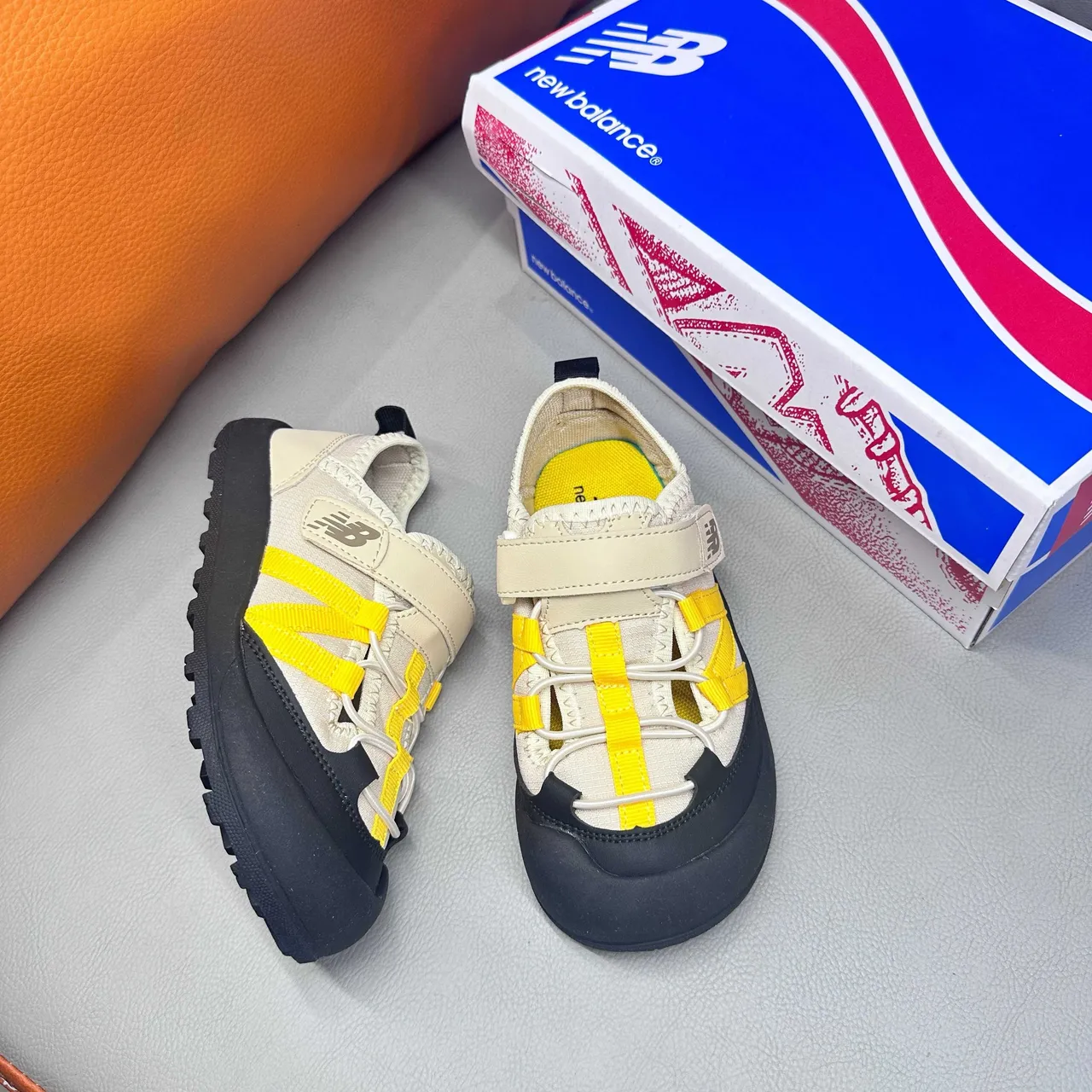 New Balance बच्चों की ग्रे और सफेद कैजुअल सैंडल 12