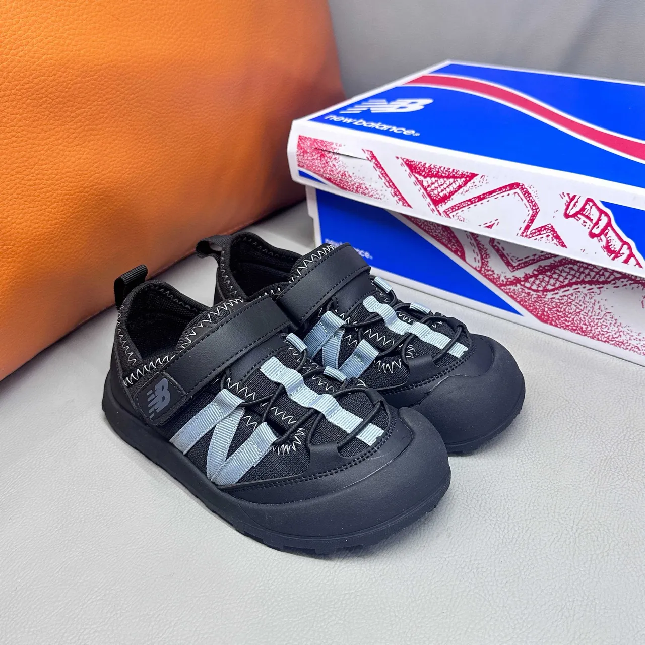New Balance बच्चों की ग्रे और सफेद कैजुअल सैंडल 13