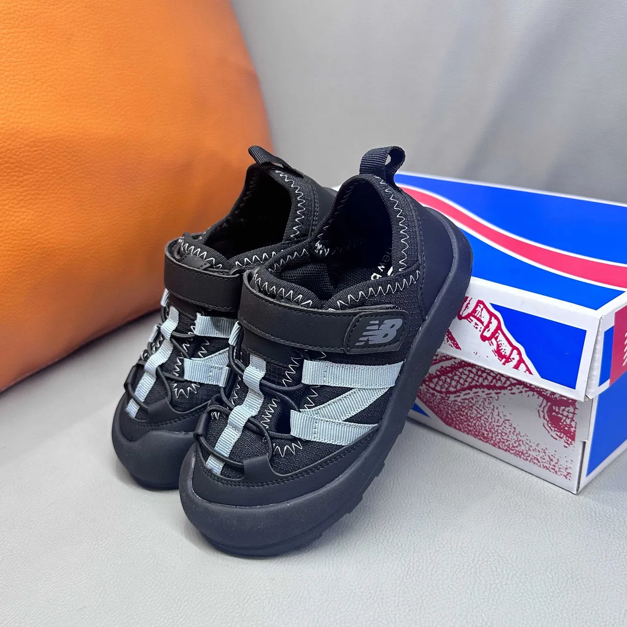 New Balance बच्चों की ग्रे और सफेद कैजुअल सैंडल 14