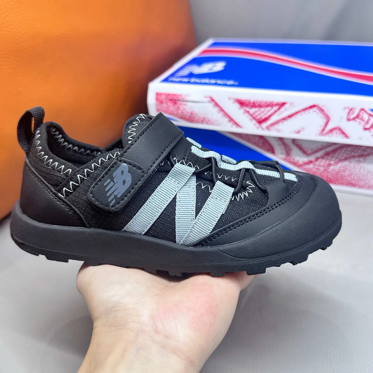 New Balance बच्चों की ग्रे और सफेद कैजुअल सैंडल 15