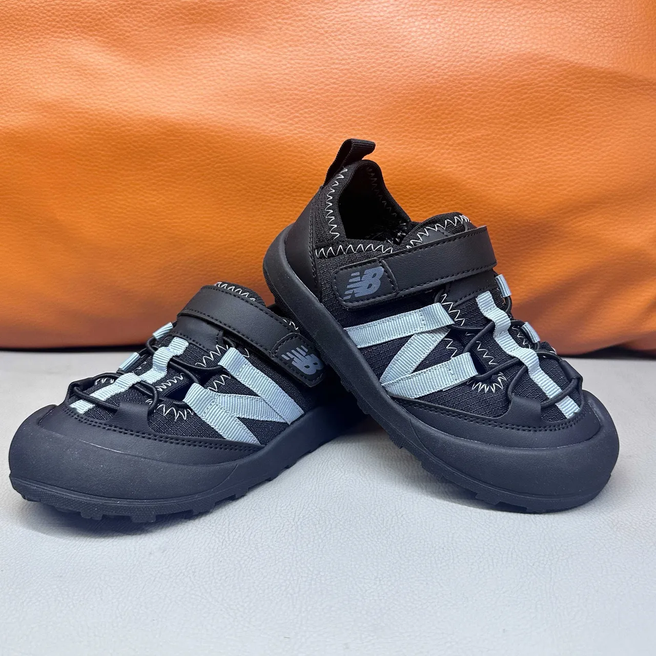 New Balance बच्चों की ग्रे और सफेद कैजुअल सैंडल 16