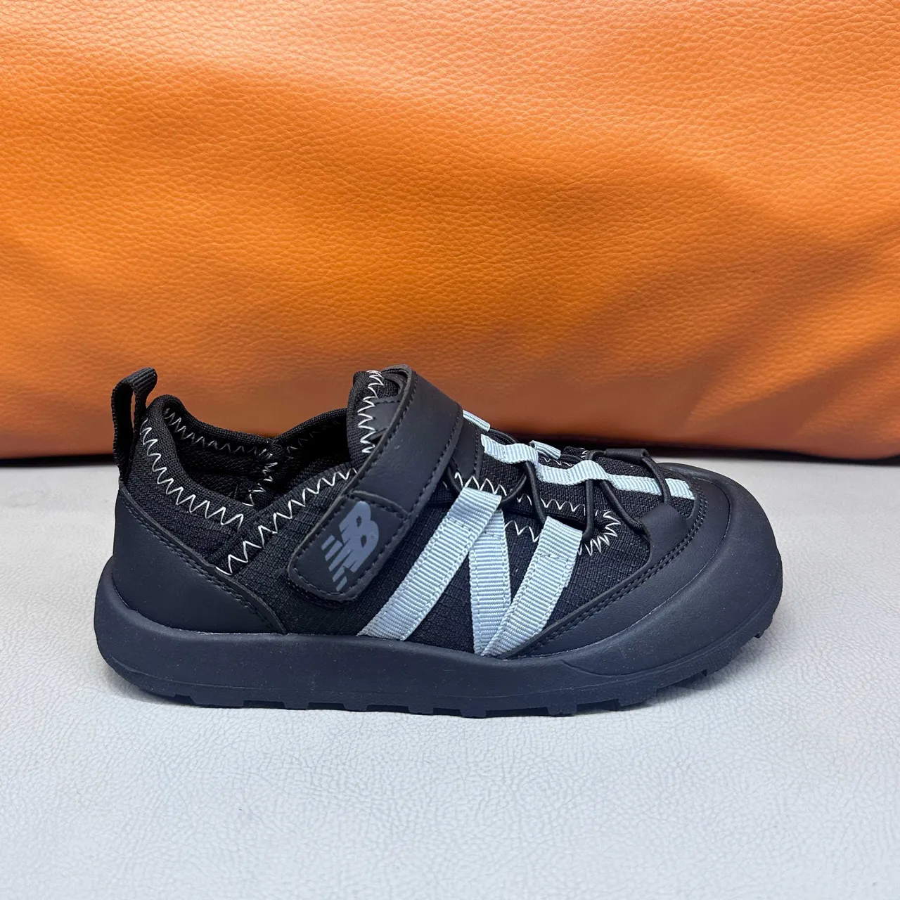 New Balance बच्चों की ग्रे और सफेद कैजुअल सैंडल 17