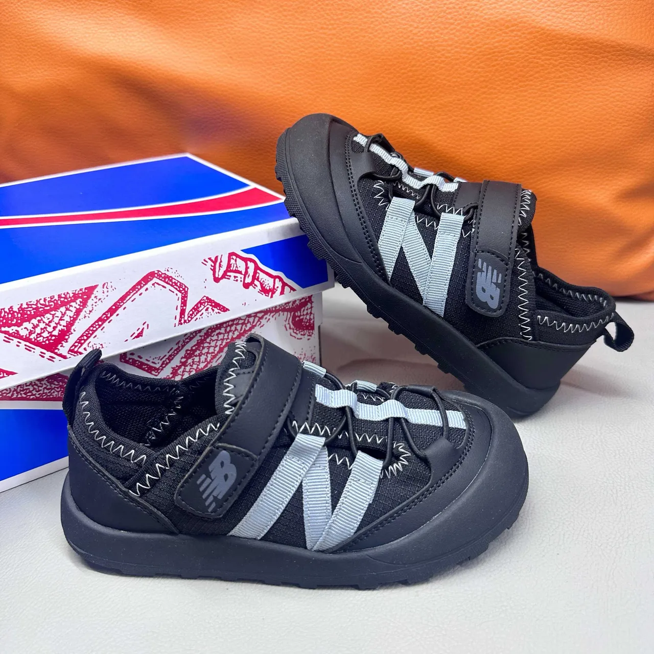 New Balance बच्चों की ग्रे और सफेद कैजुअल सैंडल 18