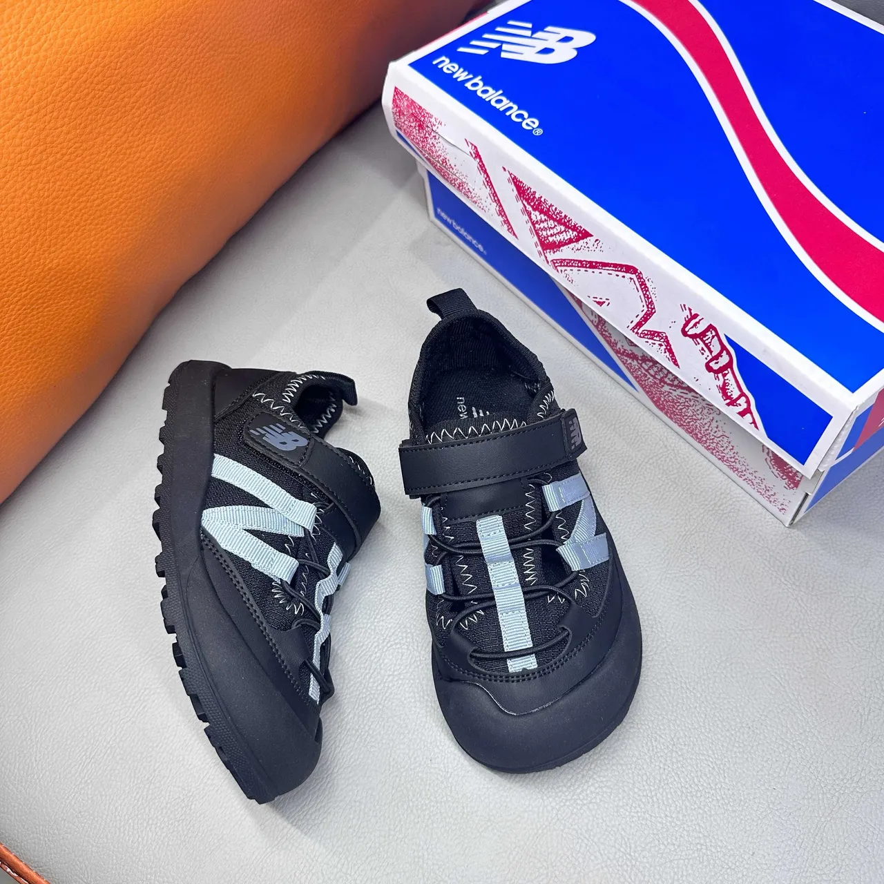 New Balance बच्चों की ग्रे और सफेद कैजुअल सैंडल 19