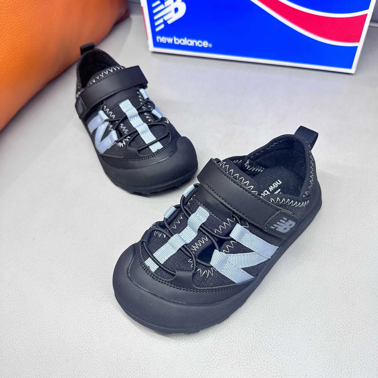 New Balance बच्चों की ग्रे और सफेद कैजुअल सैंडल 20