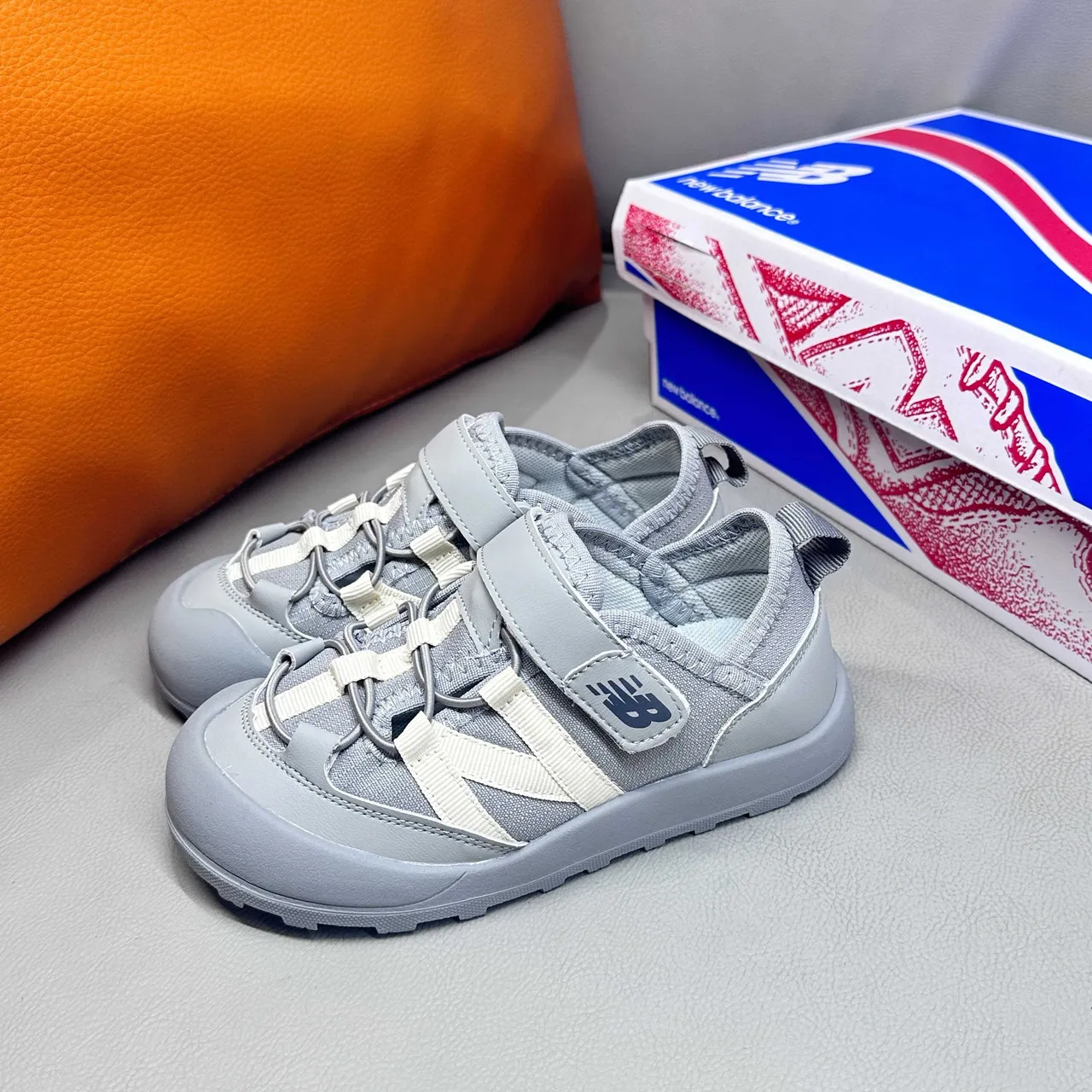 New Balance बच्चों की ग्रे और सफेद कैजुअल सैंडल 21