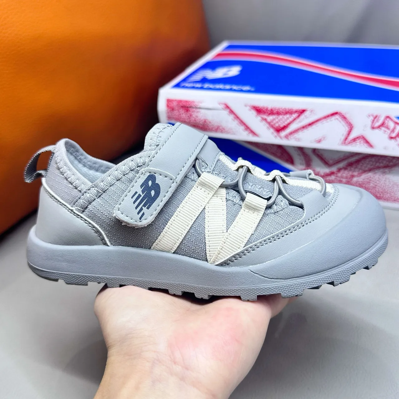 New Balance बच्चों की ग्रे और सफेद कैजुअल सैंडल 22