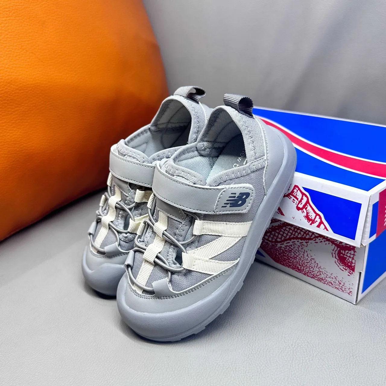 New Balance बच्चों की ग्रे और सफेद कैजुअल सैंडल 23