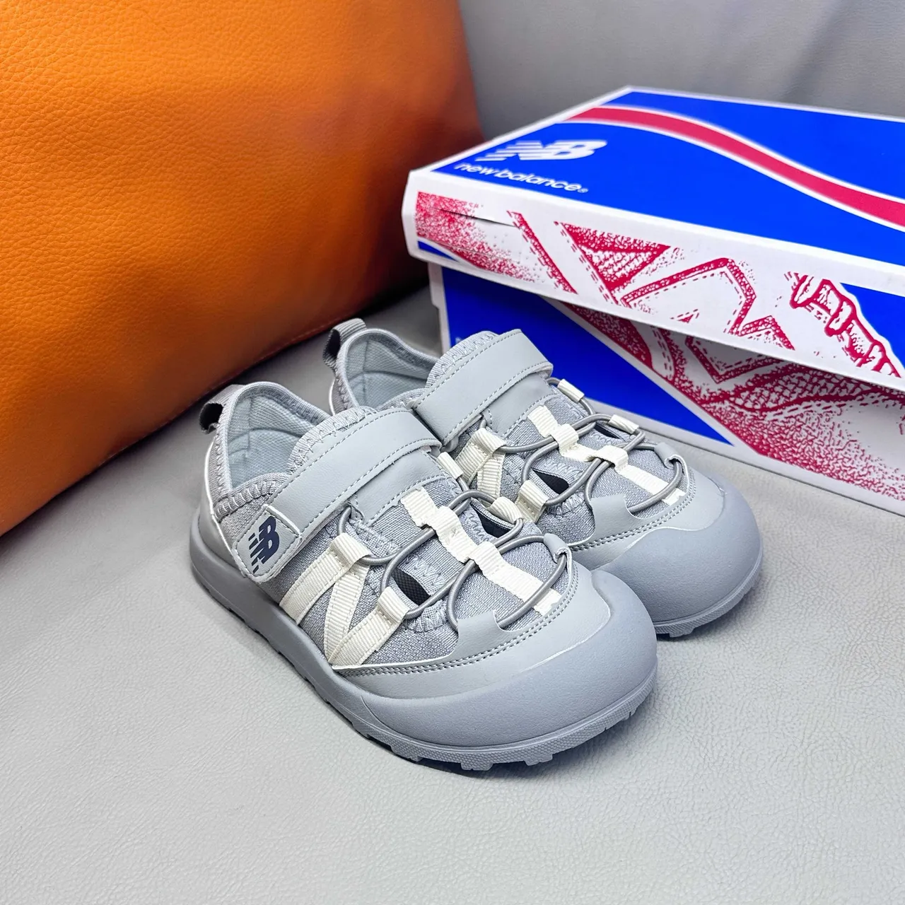New Balance बच्चों की ग्रे और सफेद कैजुअल सैंडल 24