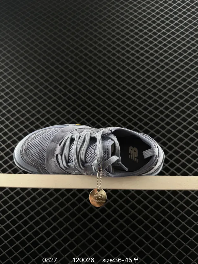New Balance MT10 灰色网面和麂皮赤足生活方式运动鞋 4
