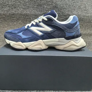 New Balance Azul marinho media sola esculpida parte superior mixta de camurça e malha tênis chunky