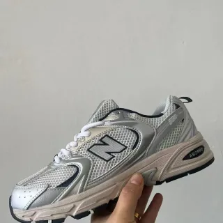 New Balance रূपালी कालो मेश এবং সিন্থেটিক ওভারলে নির্মাণ রেট্রো রানার সিলুয়েট লাইফস্টাইল স্নিকার