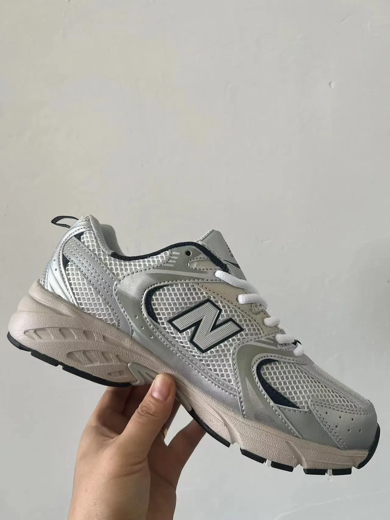New Balance فضي أسود شبكة واصطناعي تراكب بناء ظلية متسابق رجعي أحذية أسلوب حياة 4