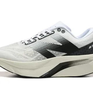 New Balance সাদা কালো ইঞ্জিনিয়ার্ড মেশ আপার জ্যামিতিক ওভারলে রানিং শু