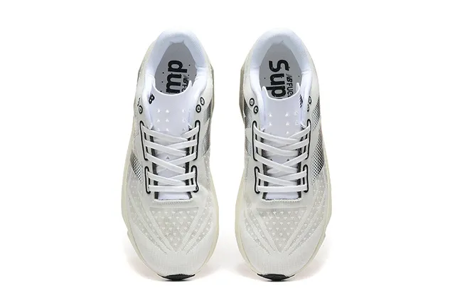New Balance Zapatos de running blancos y negros con upper de malla ingenierada y superposiciones geométricas 2