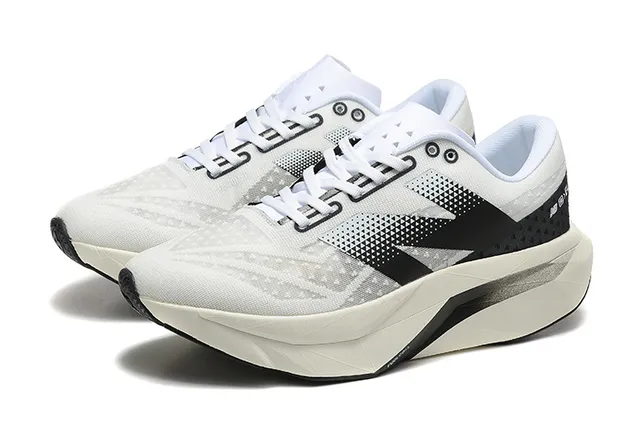 New Balance Zapatos de running blancos y negros con upper de malla ingenierada y superposiciones geométricas 3