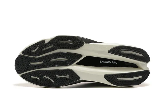 New Balance Zapatos de running blancos y negros con upper de malla ingenierada y superposiciones geométricas 5