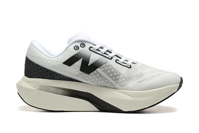 New Balance Zapatos de running blancos y negros con upper de malla ingenierada y superposiciones geométricas 6