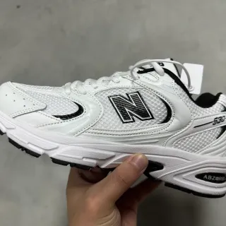 New Balance 白黑网布和合成鞋面 厚底雕塑中底 生活方式运动鞋