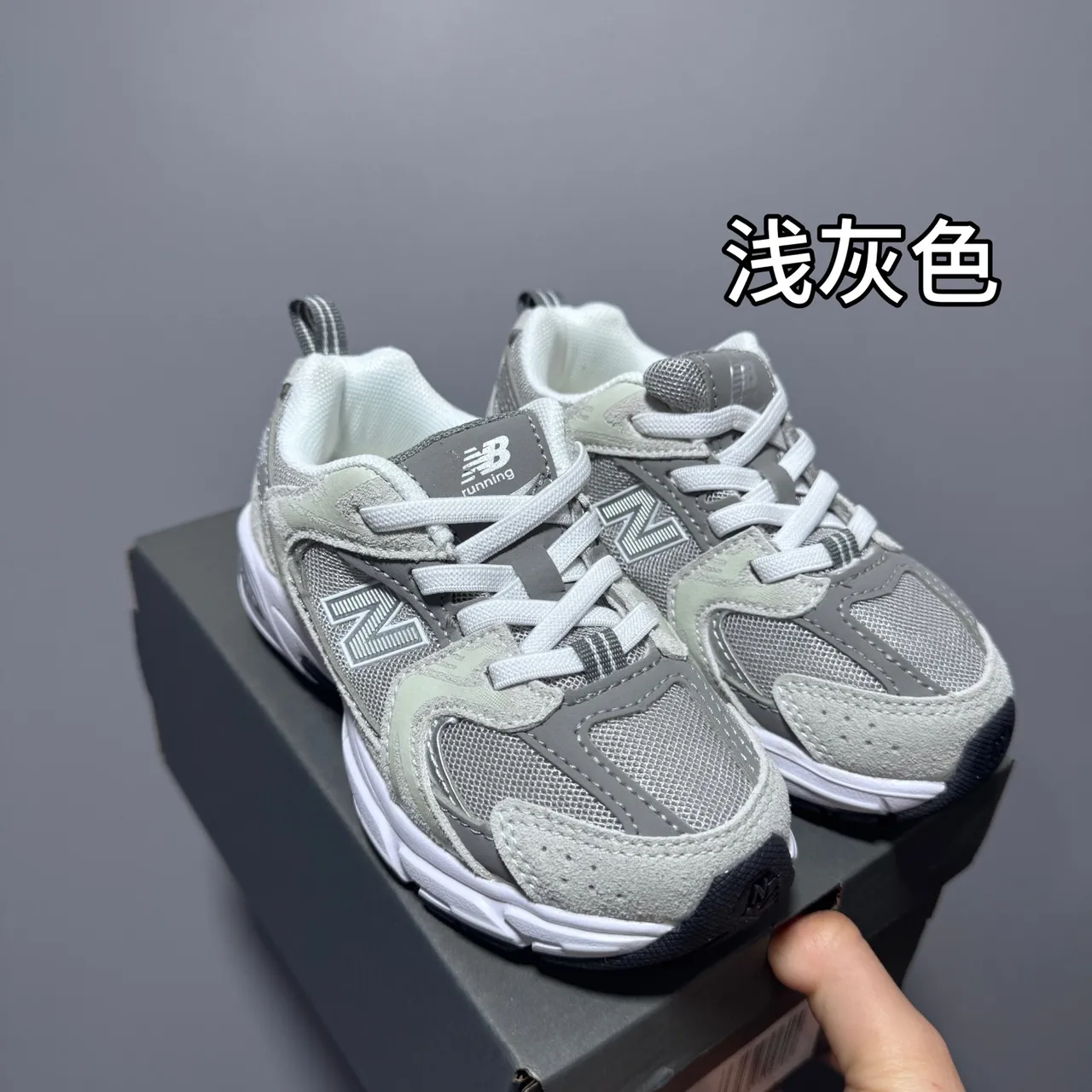 New Balance أبيض وردي ريترو رانر سيليويت شبكة طبقية والجزء العلوي الاصطناعي حذاء رياضي سميك 5