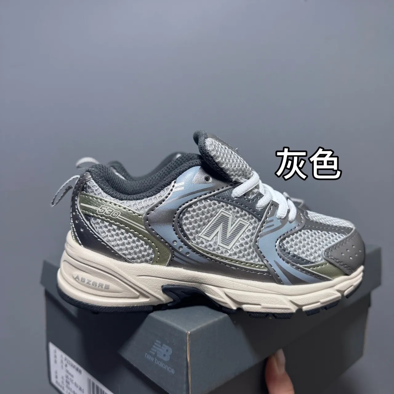 New Balance أبيض وردي ريترو رانر سيليويت شبكة طبقية والجزء العلوي الاصطناعي حذاء رياضي سميك 13