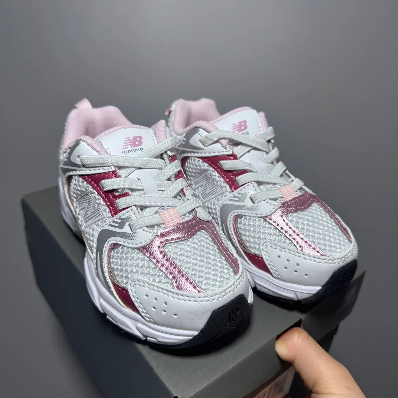 New Balance أبيض وردي ريترو رانر سيليويت شبكة طبقية والجزء العلوي الاصطناعي حذاء رياضي سميك 15