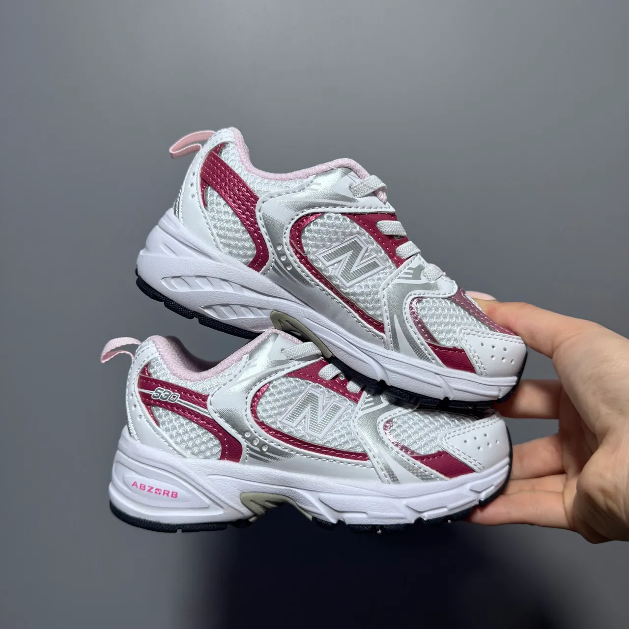 New Balance أبيض وردي ريترو رانر سيليويت شبكة طبقية والجزء العلوي الاصطناعي حذاء رياضي سميك 16