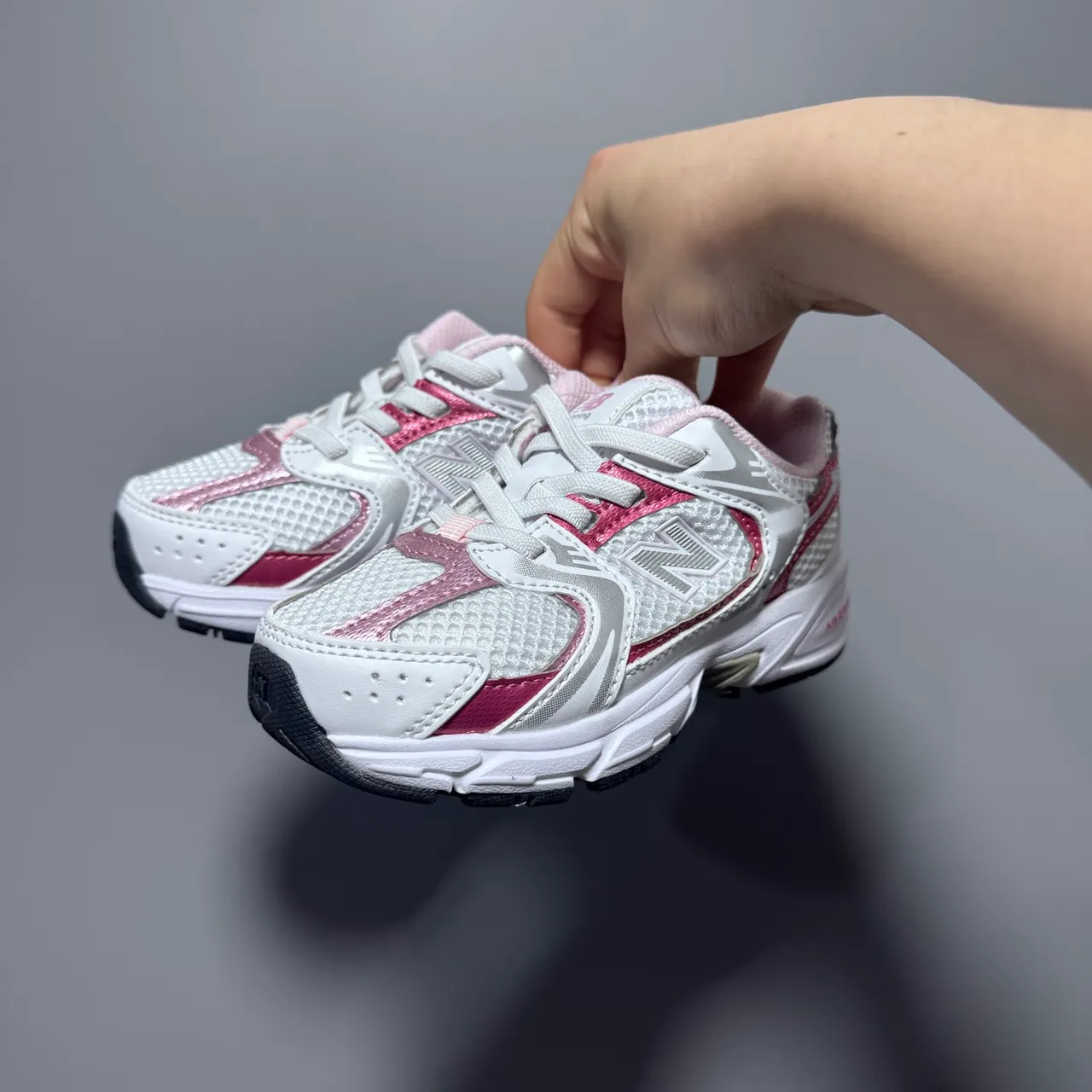 New Balance أبيض وردي ريترو رانر سيليويت شبكة طبقية والجزء العلوي الاصطناعي حذاء رياضي سميك 17