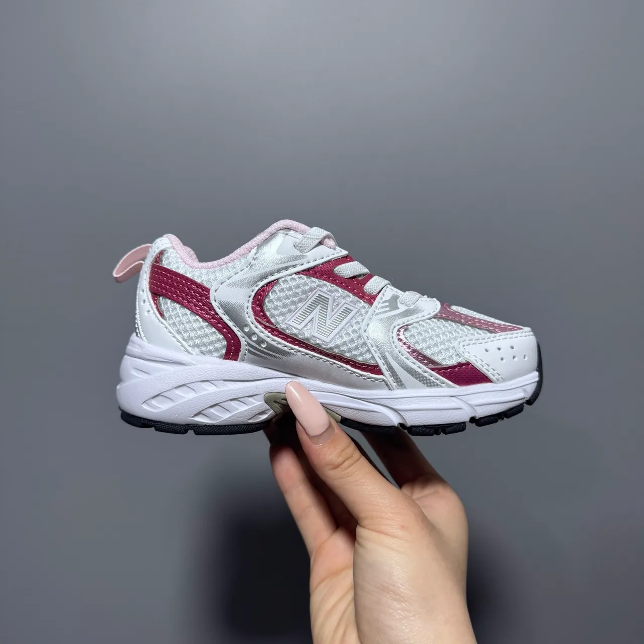 New Balance أبيض وردي ريترو رانر سيليويت شبكة طبقية والجزء العلوي الاصطناعي حذاء رياضي سميك 18
