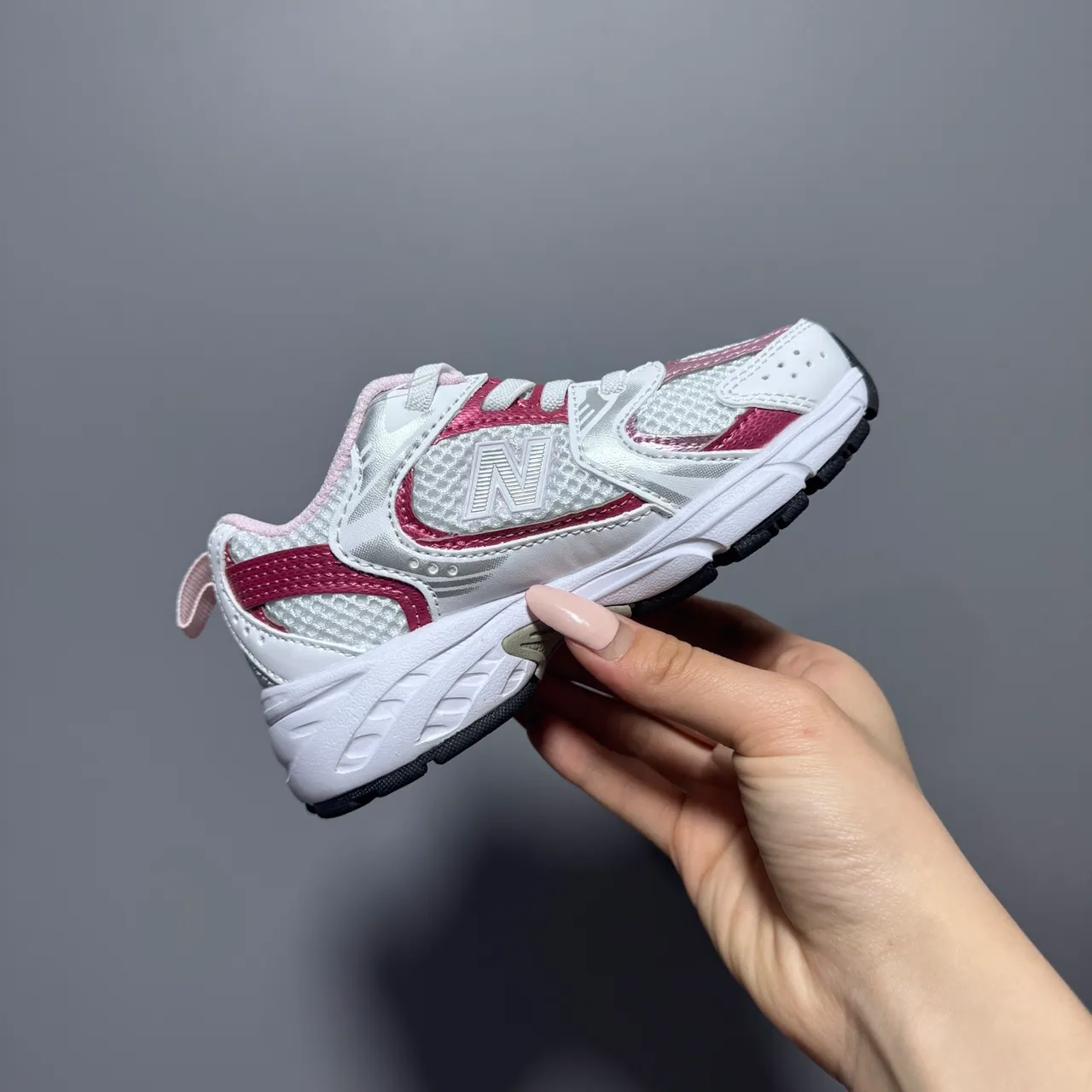 New Balance أبيض وردي ريترو رانر سيليويت شبكة طبقية والجزء العلوي الاصطناعي حذاء رياضي سميك 19