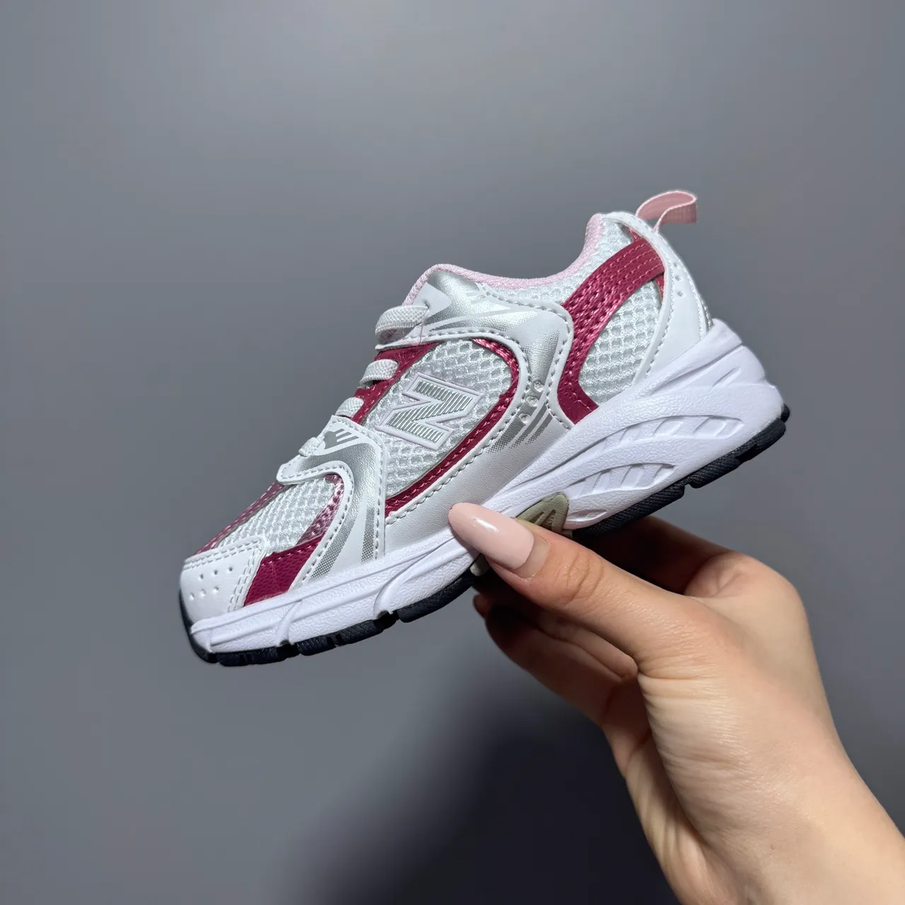 New Balance أبيض وردي ريترو رانر سيليويت شبكة طبقية والجزء العلوي الاصطناعي حذاء رياضي سميك 20