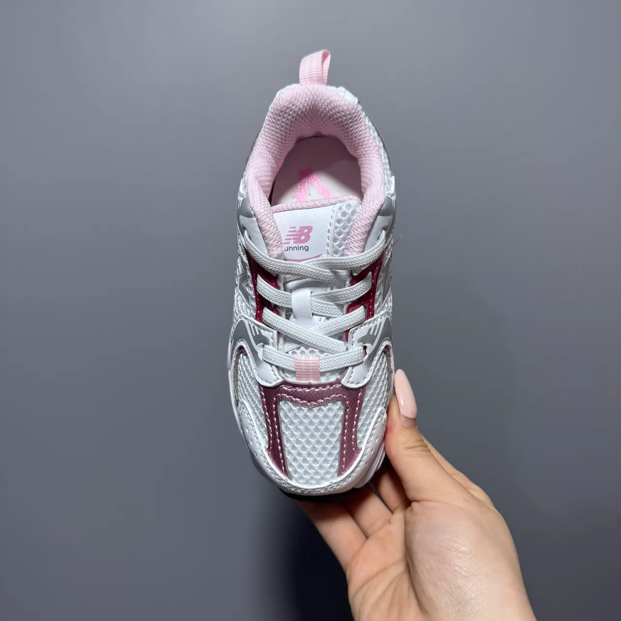 New Balance أبيض وردي ريترو رانر سيليويت شبكة طبقية والجزء العلوي الاصطناعي حذاء رياضي سميك 21