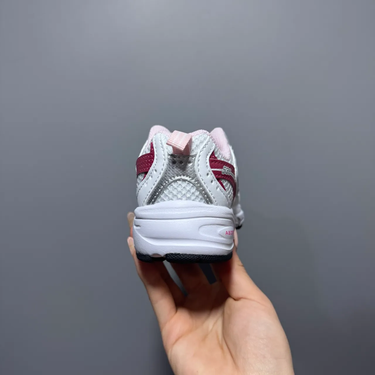New Balance أبيض وردي ريترو رانر سيليويت شبكة طبقية والجزء العلوي الاصطناعي حذاء رياضي سميك 22
