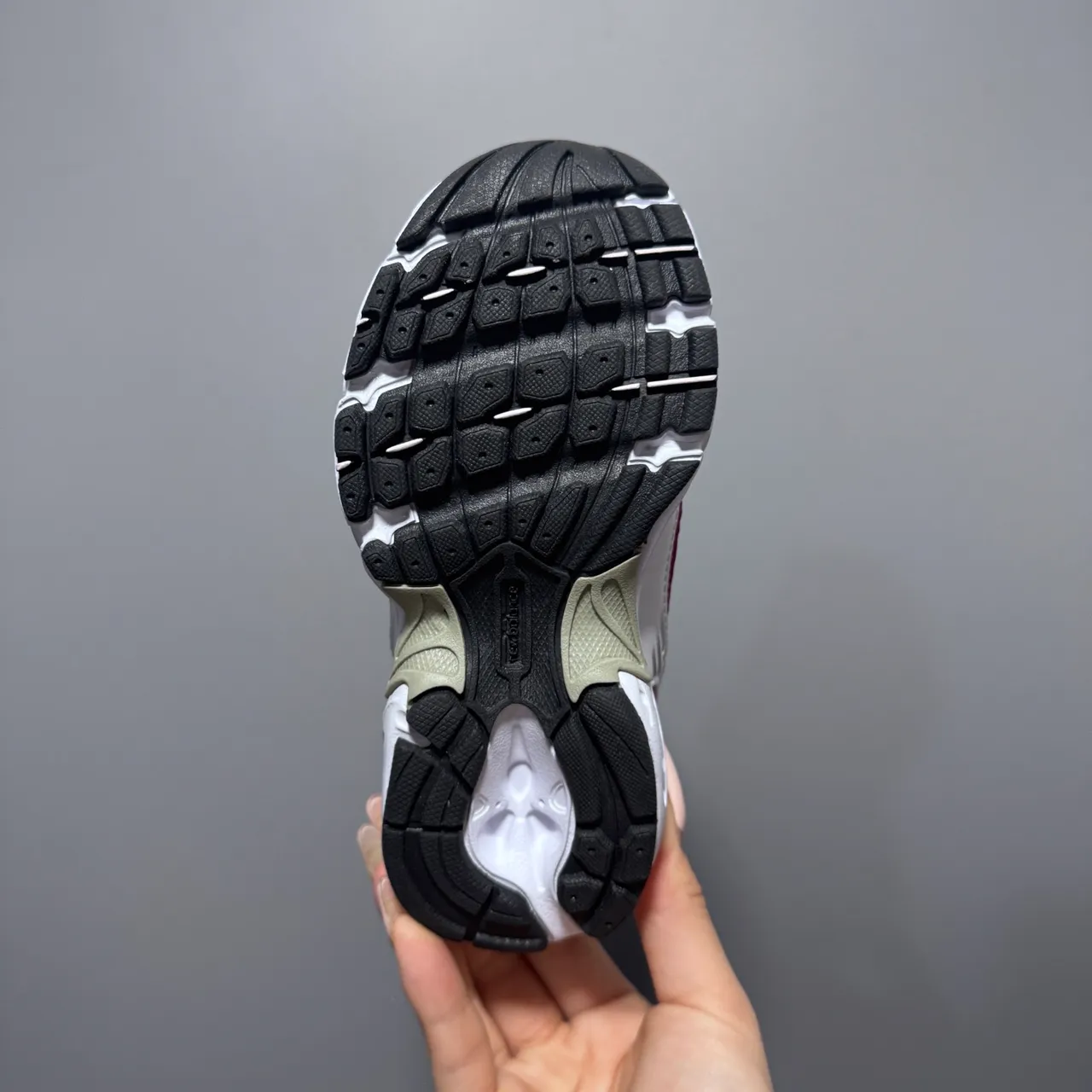 New Balance أبيض وردي ريترو رانر سيليويت شبكة طبقية والجزء العلوي الاصطناعي حذاء رياضي سميك 23