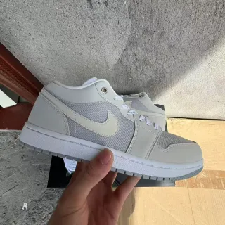 Nike Air Jordan 1 رمادي أبيض منخفض القدم أعلى شبكي وجلدي أحذية رياضية أسلوب حياة
